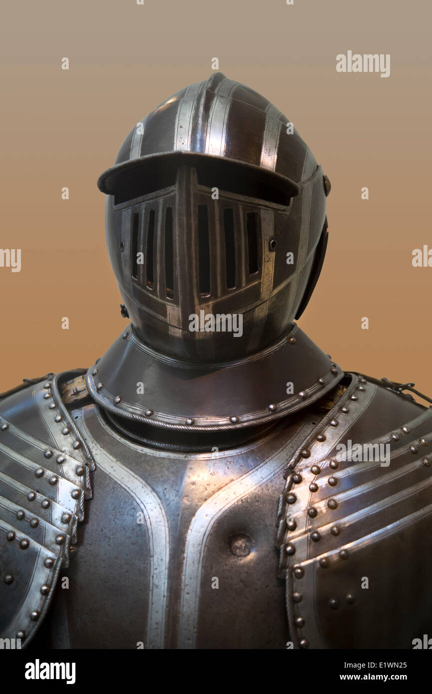 Cavaliere medievale il timone per fornire protezione a un torneo di lotta contro Foto Stock