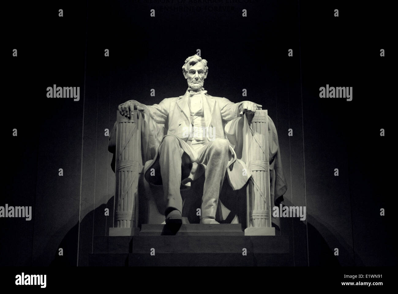 Un vicino la vista frontale della statua di Lincoln in il Lincoln Memorial, Washington DC Foto Stock
