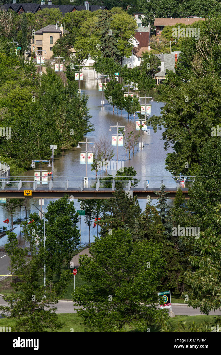 Calgary Giugno 2013 alluvione. Il Memorial Drive sotto l'acqua. Calgary, Alberta, Canada Foto Stock