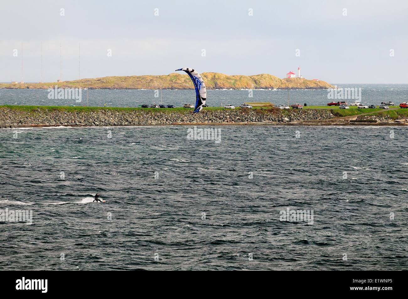 Lone kite surf surf nello stretto di Juan De Fuca off Dallas Rd. in Victoria, BC. Foto Stock