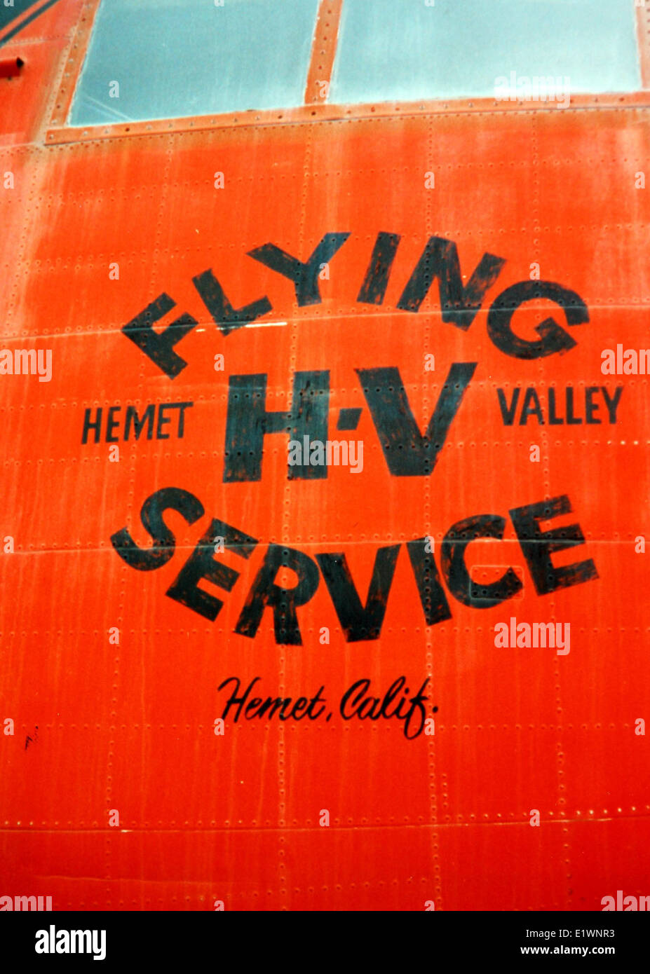 Hemet Field era un importante campo di aviazione situato a Hemet Valley, California. Ha svolto un ruolo significativo nella storia dell'aviazione, servendo come base per la formazione dell'aviazione militare e civile. Il campo fu utilizzato durante la metà del XX secolo per varie operazioni di volo e spettacoli aerei. Foto Stock