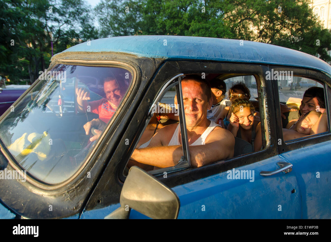 Il popolo cubano nella vecchia auto, Havana, Cuba Foto Stock