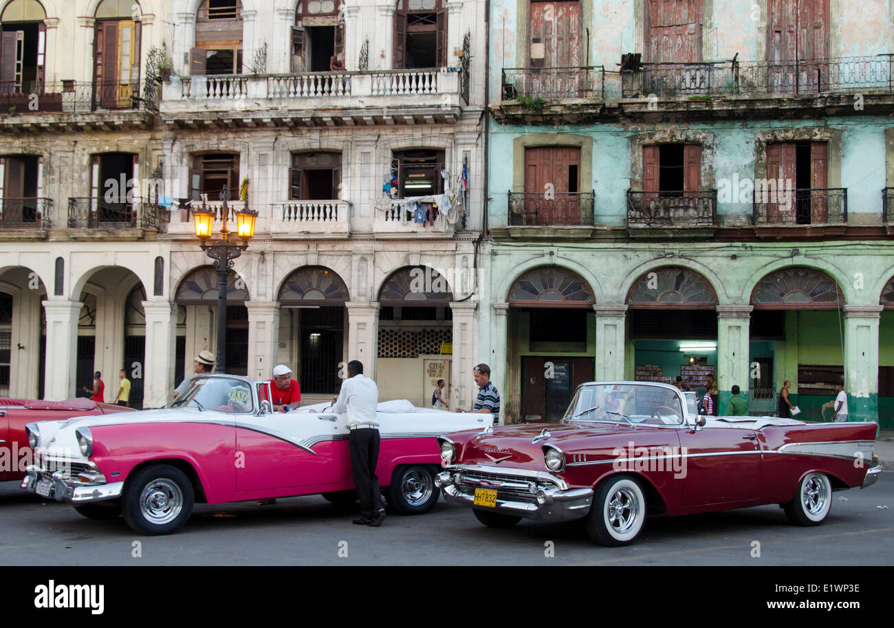 Classic american cars e vecchie facciate di edifici, Havana, Cuba Foto Stock