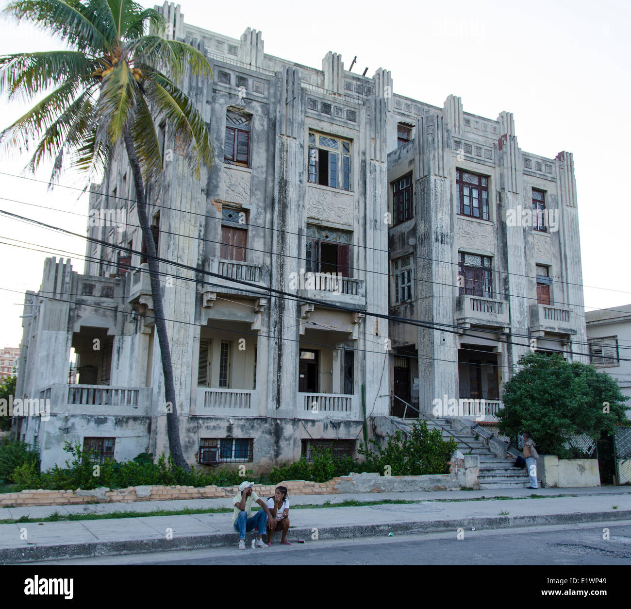 Il vecchio art deco apartment building in Vededo, Havana, Cuba Foto Stock