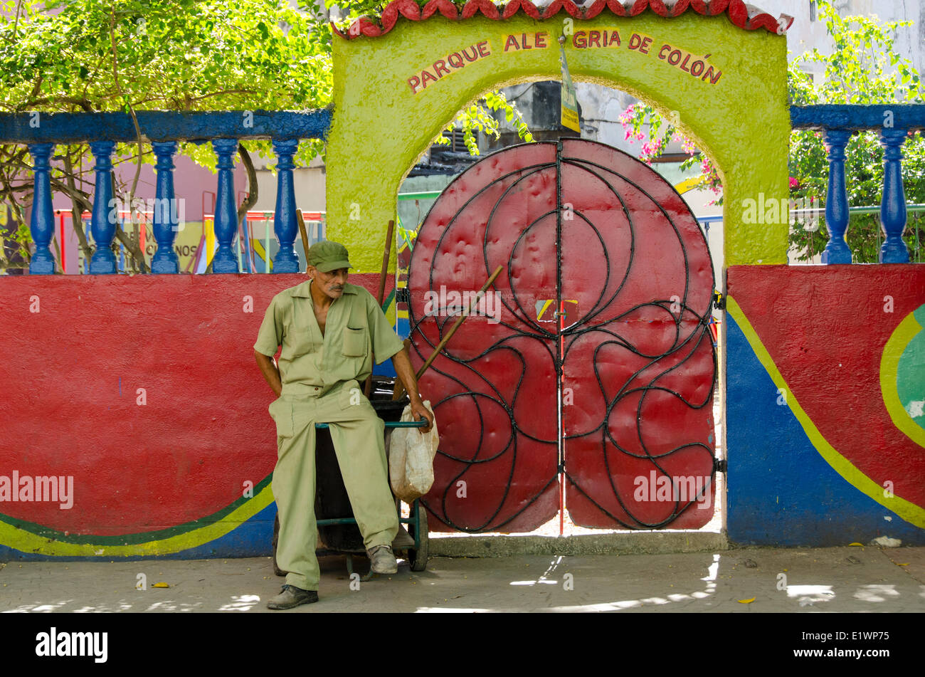 La manutenzione del parco lavoratore, Parque Ale Gria de Colon,l'Avana, Cuba Foto Stock