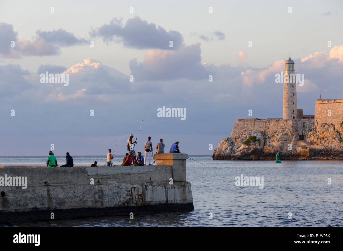 La pesca il porto, Morro Castello, al di là di una suggestiva rocca custodisce l'ingresso alla Baia dell Avana, Havana, Cuba Foto Stock