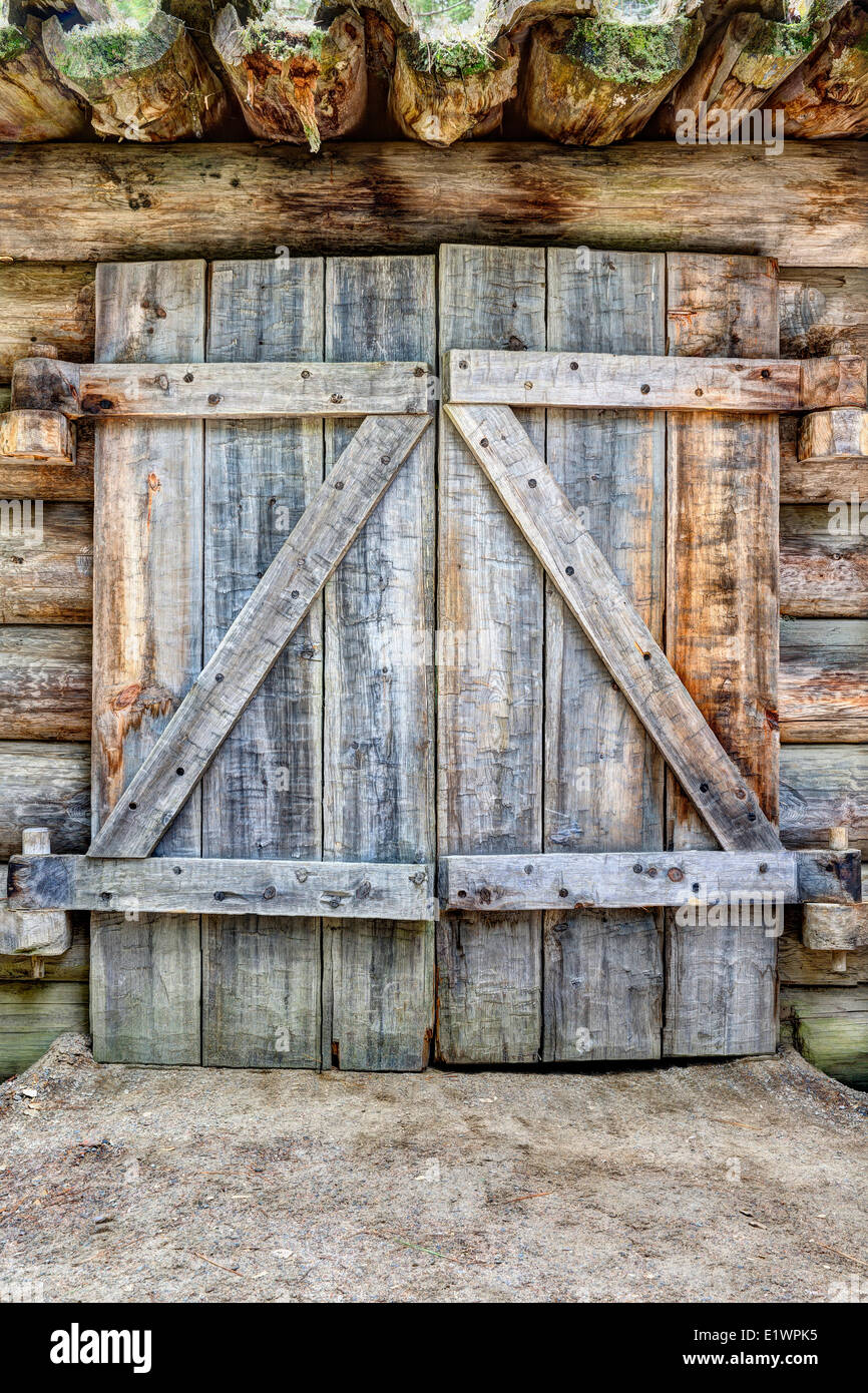 Z-tutore di porte in legno su un registro d'epoca costruito stabile, Algonquin Logging Museum, Algonquin Provincial Park, Ontario, Canada Foto Stock