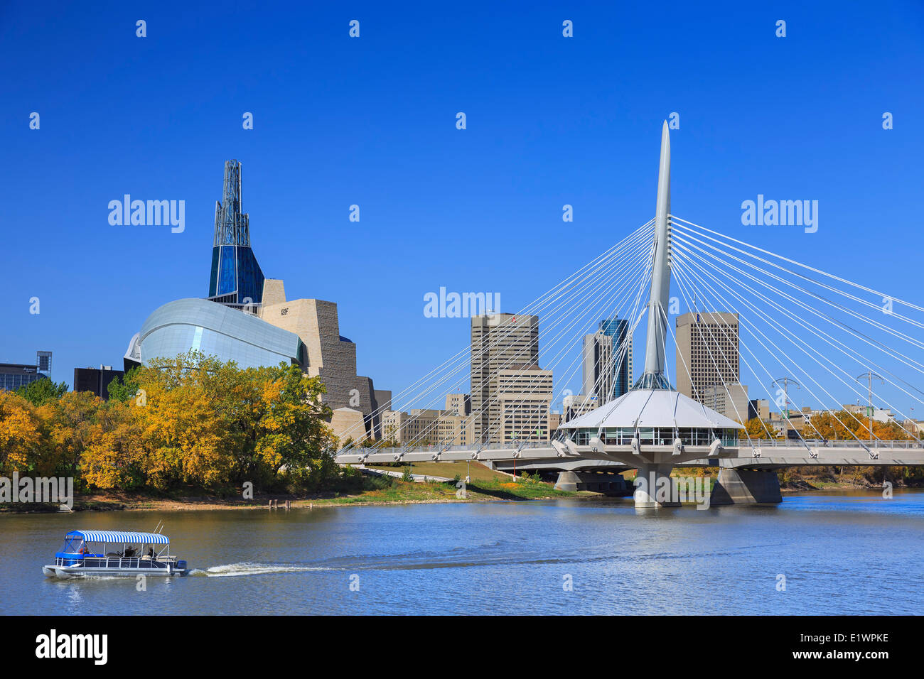 Winnipeg skyline con museo canadese per i Diritti Umani e la Esplanade Riel Bridge, Winnipeg, Manitoba, Canada Foto Stock