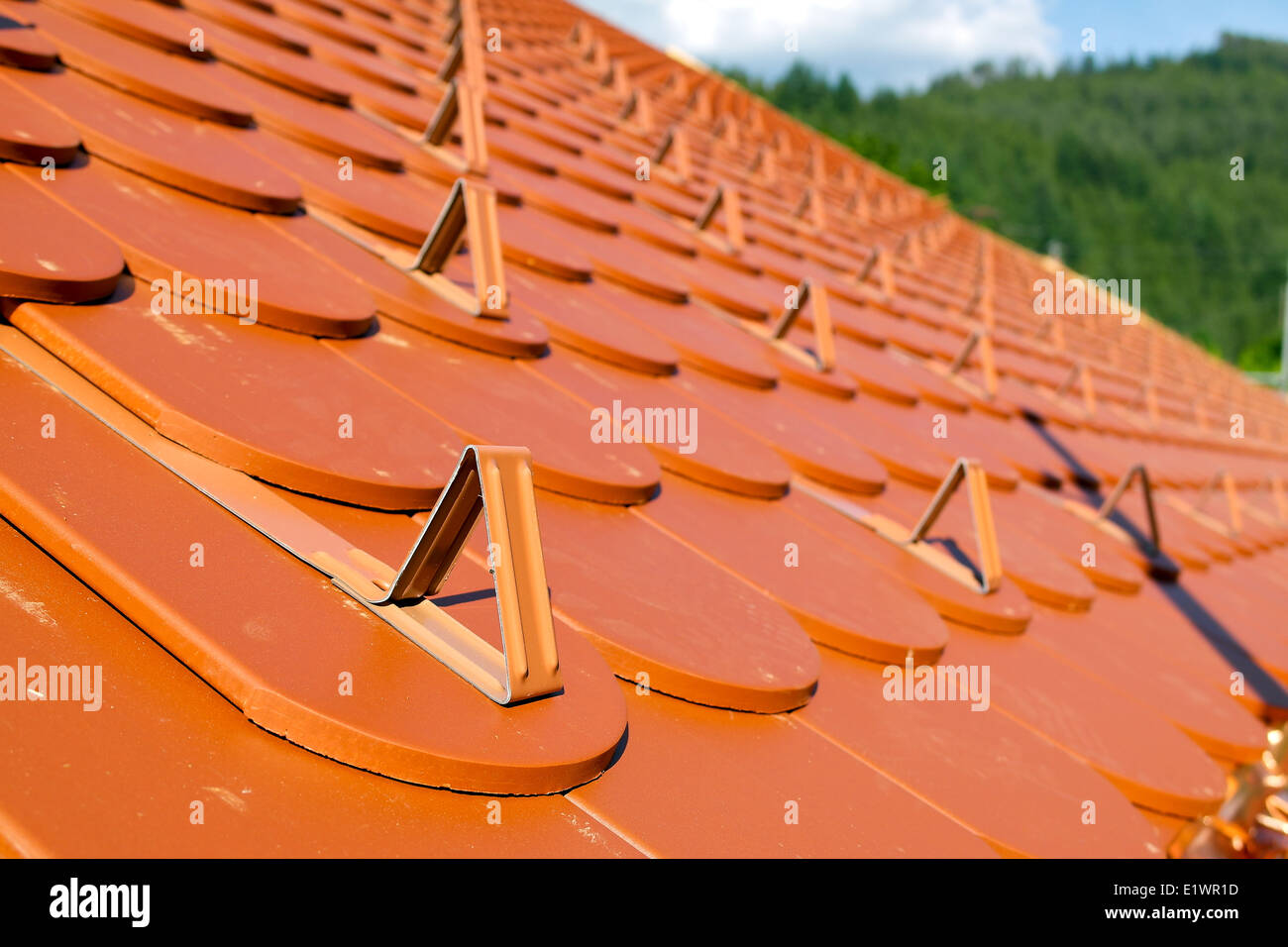 Casa tedesca lo stile del tetto con protezioni di neve Foto Stock