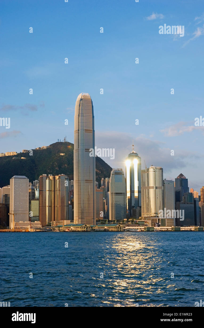 La luce del sole che riflette su un grattacielo di Hong Kong. Il Victoria Peak e International Finance Centre tower Foto Stock