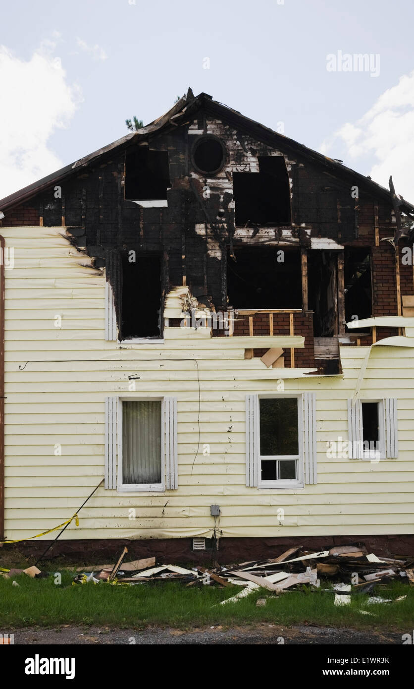 I danni di un incendio sulla parete laterale di una casa residenziale, Quebec, Canada Foto Stock