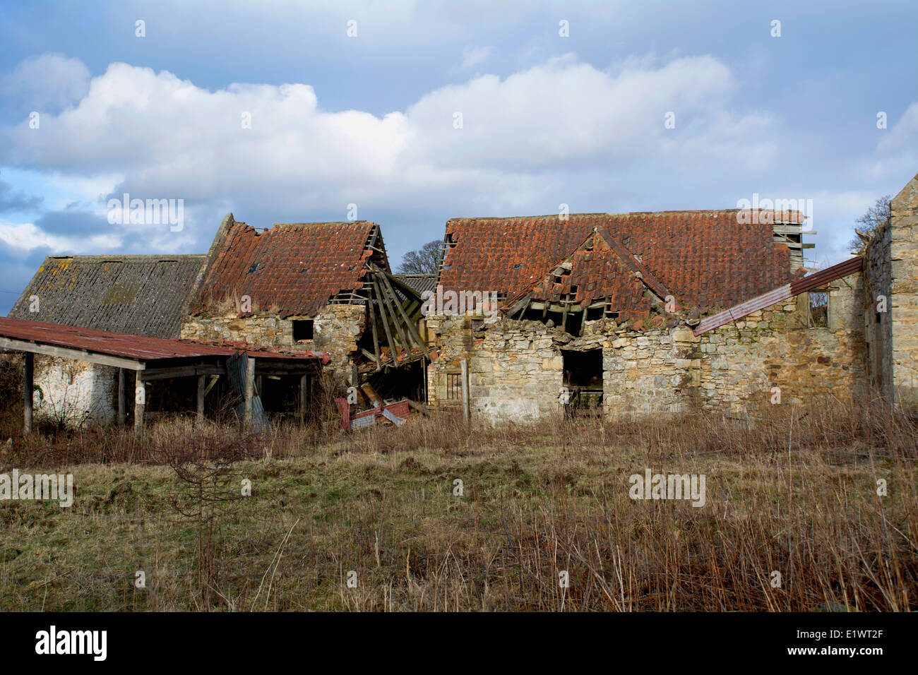 Abbandonata, abbandonati edifici di fattoria Foto Stock