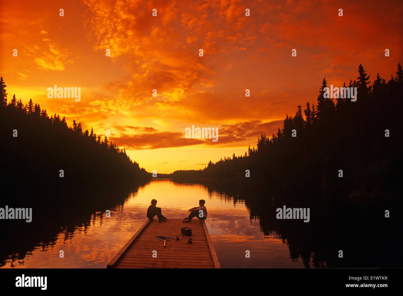 Ragazzi relax su dock dopo la pesca, anatra montagna Parco Provinciale, Manitoba, Canada Foto Stock