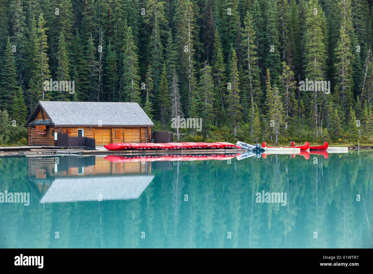 Il Boathouse e canoe riflessione, il Lago Louise, il Parco Nazionale di Banff, Alberta, Canada Foto Stock