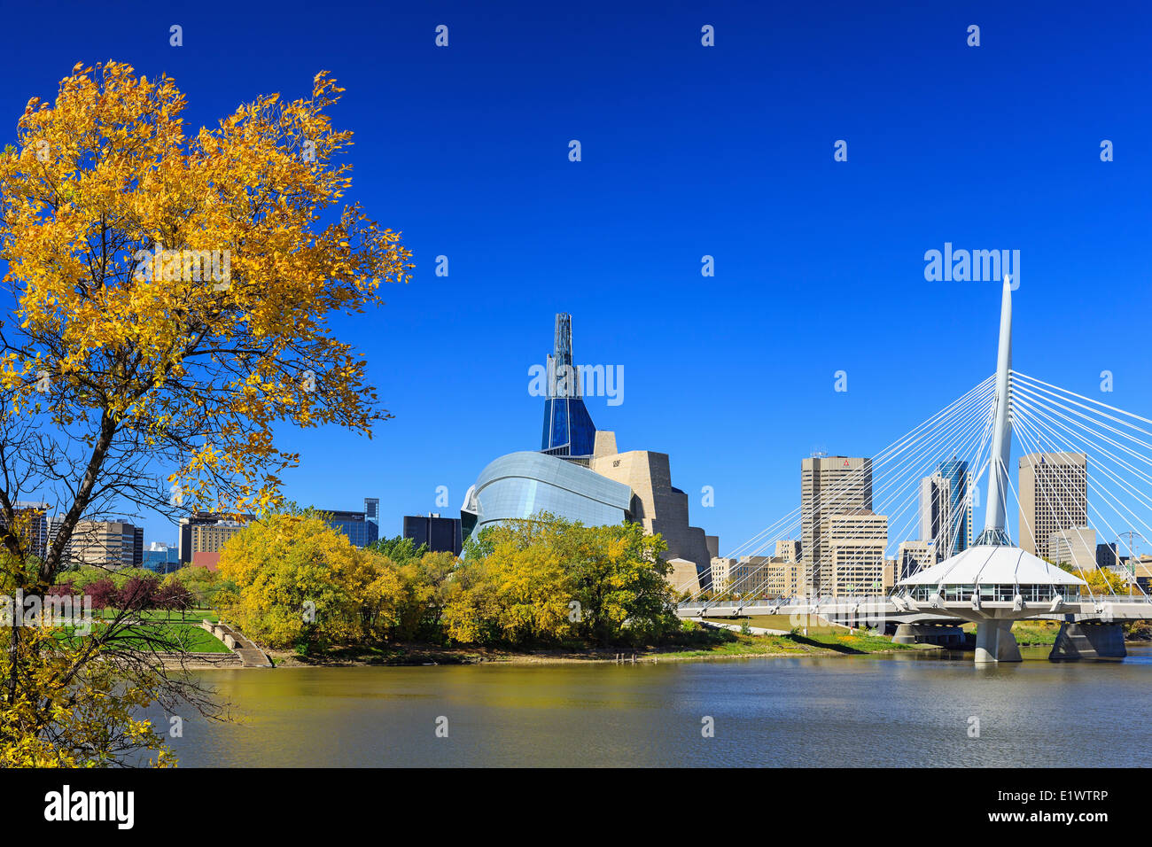 Winnipeg skyline vista fiume rosso con museo canadese per i Diritti Umani Esplanade Riel ponte autunno Winnipeg Manitoba Foto Stock
