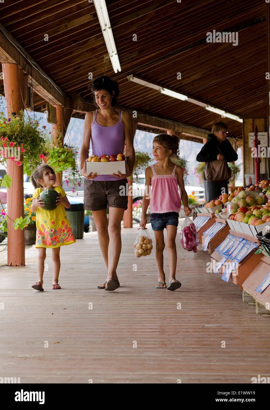 Shopping a frutta stand, Keremeos, British Columbia, Canada. Foto Stock