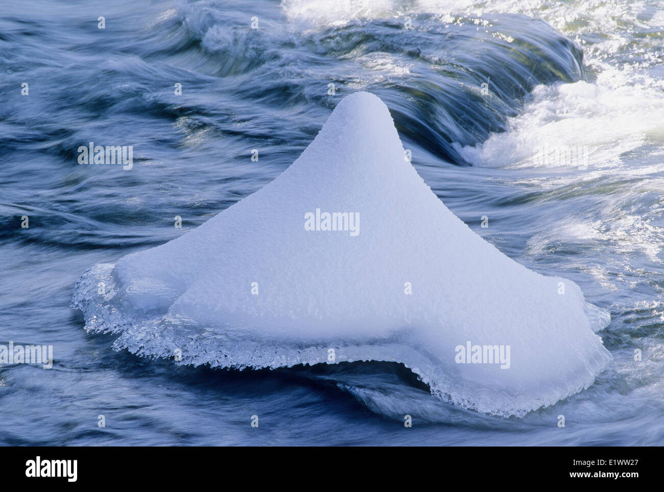 Campana di ghiaccio formazione accade quando acqua continuamente passa sopra e intorno a un oggetto. Neve fresca caduta sul ghiaccio ulteriore Foto Stock