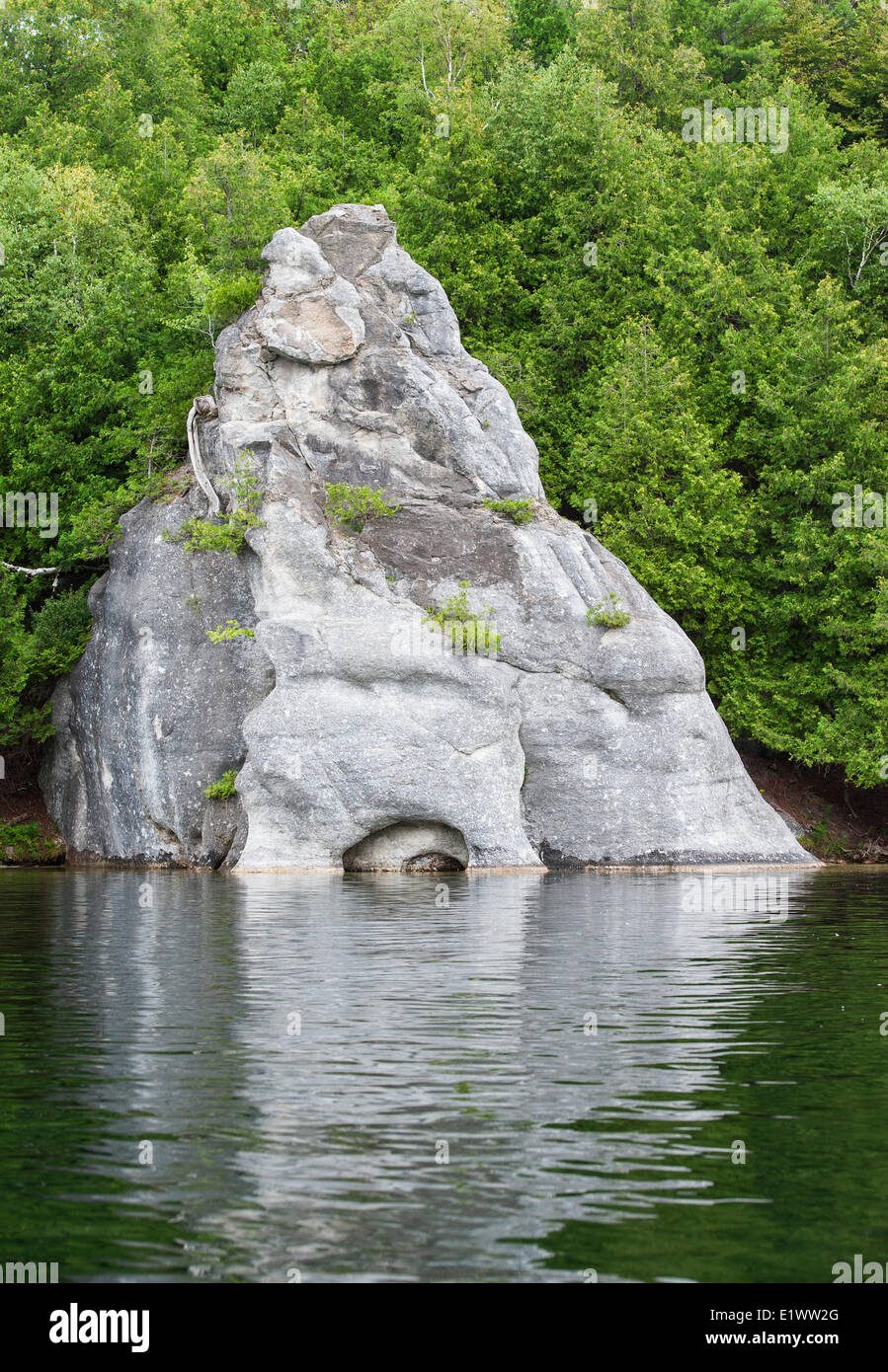 Il pulpito Rock sul Lago di Buck è 1.16 miliardi di anni di marmo di cristallinità (calcite) che è parzialmente solubile in acqua così la sua Foto Stock