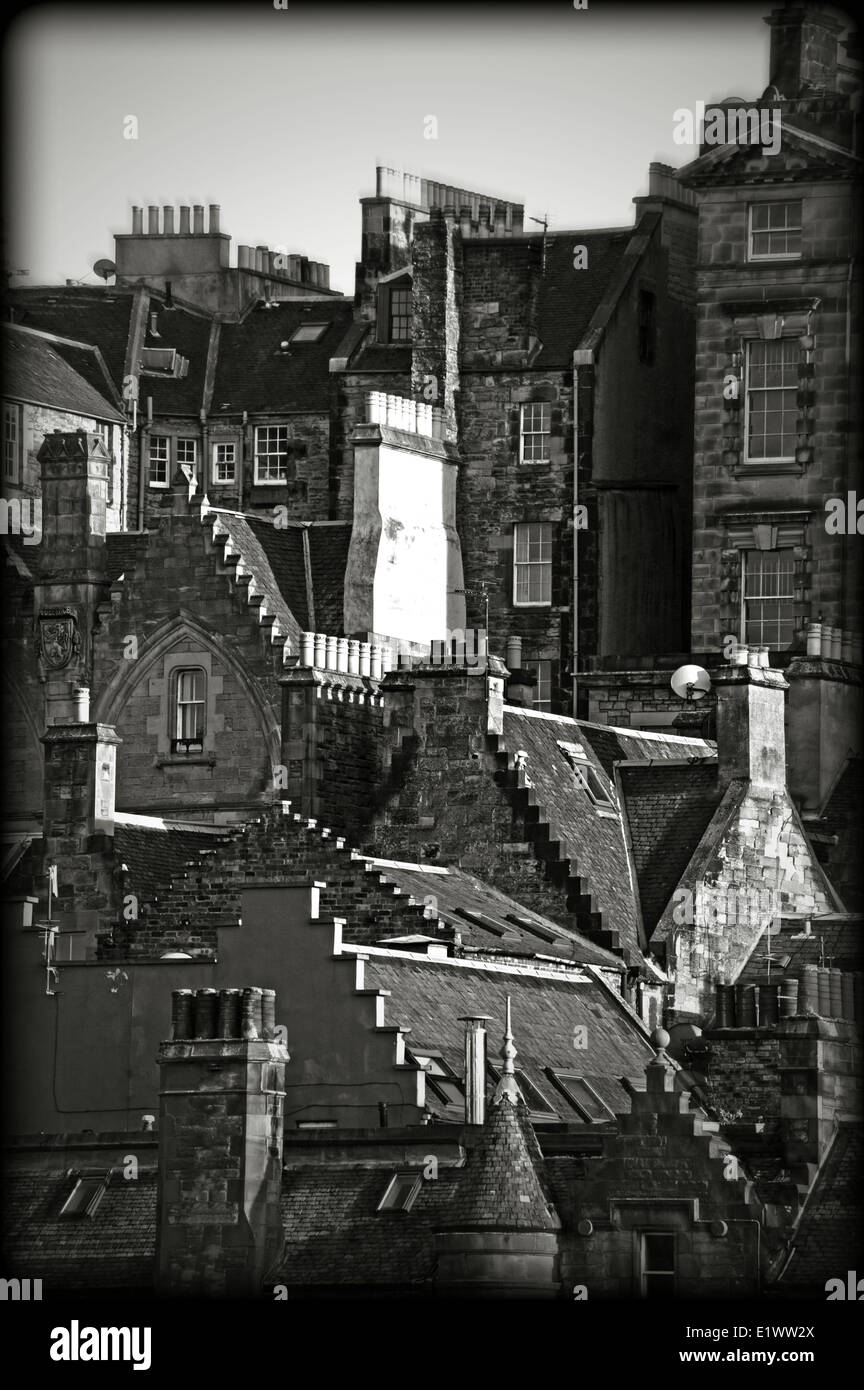 Edifici storici sul pendio della collina a Royal Mile area di Edimburgo Città Vecchia, Scozia Foto Stock