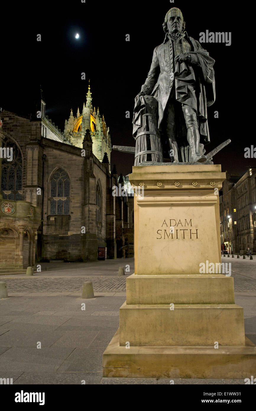 Adam Smith un monumento in piedi oltre la cattedrale di St. Giles sul Royal Mile di Edimburgo, Scozia Foto Stock