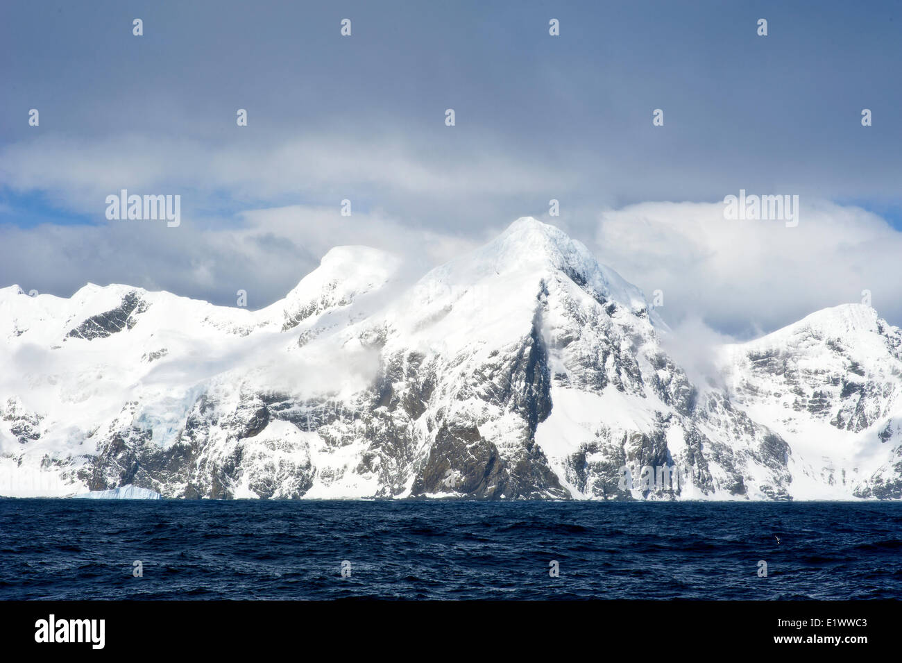 Elephant Island, a sud le isole Shetland, Penisola antartica. Posizione di spedizione Shackelton sito di svernamento. Foto Stock