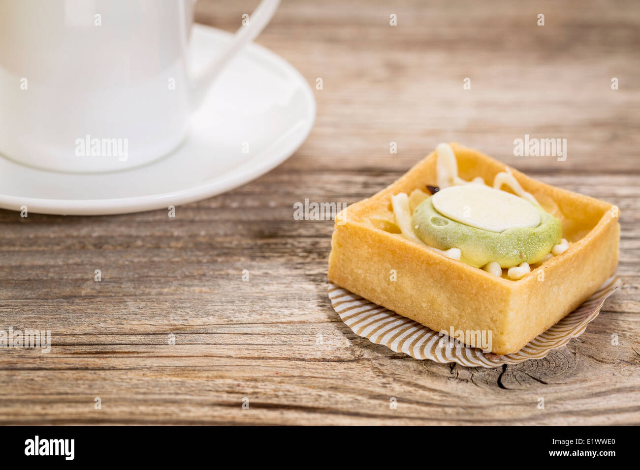 Concetto di dessert - una mini crostata con tazza di caffè espresso Foto Stock