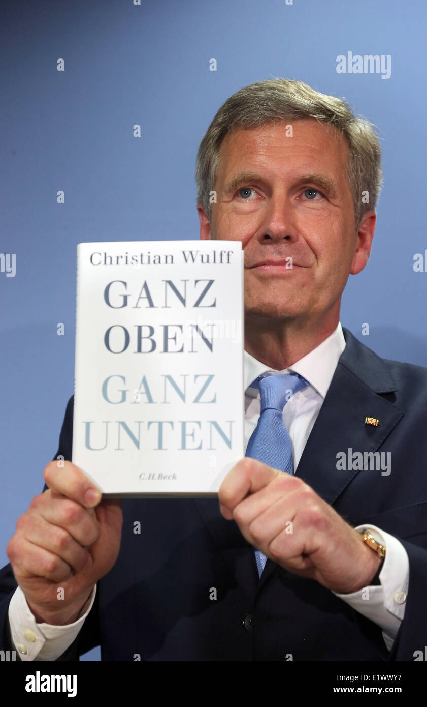 Berlino, Germania. Decimo Giugno, 2014. Ex presidente tedesco Christian Wulff presenta il suo libro "Ganz oben ganz unten' (lit. sulla parte superiore e nella parte inferiore) di Berlino, Germania, 10 giugno 2014. Wulff aveva 51 anni quando divenne il più giovane presidente della Repubblica federale di Germania ma ha dovuto dimettersi per presunto accettare favori mentre solo 19 mesi in ufficio che ha fatto il suo mandato il più breve nella storia del paese. Foto: KAY NIETFELD/dpa/Alamy Live News Foto Stock