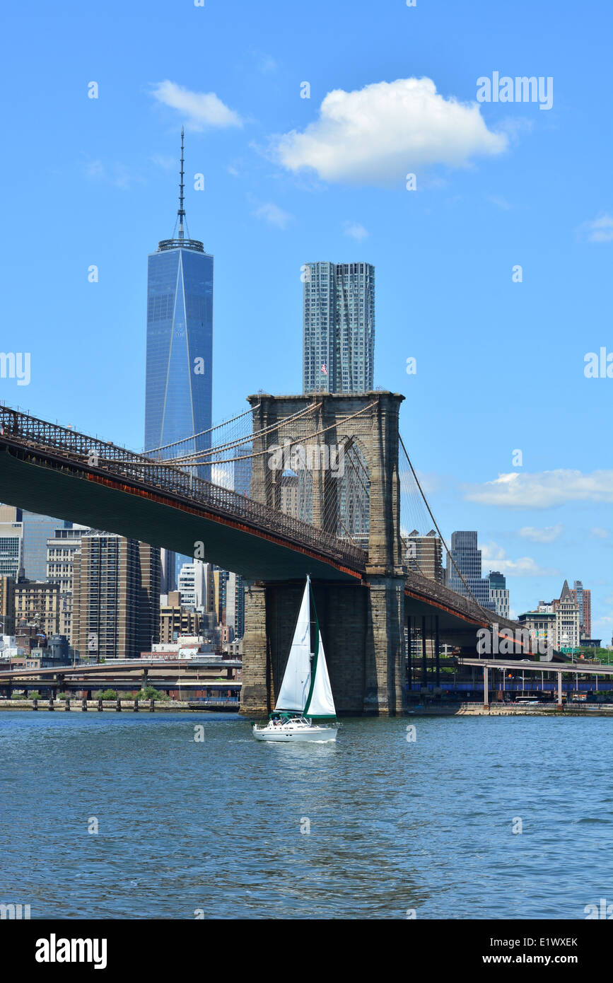 Barca a vela passando sotto il ponte di Brooklyn. Foto Stock
