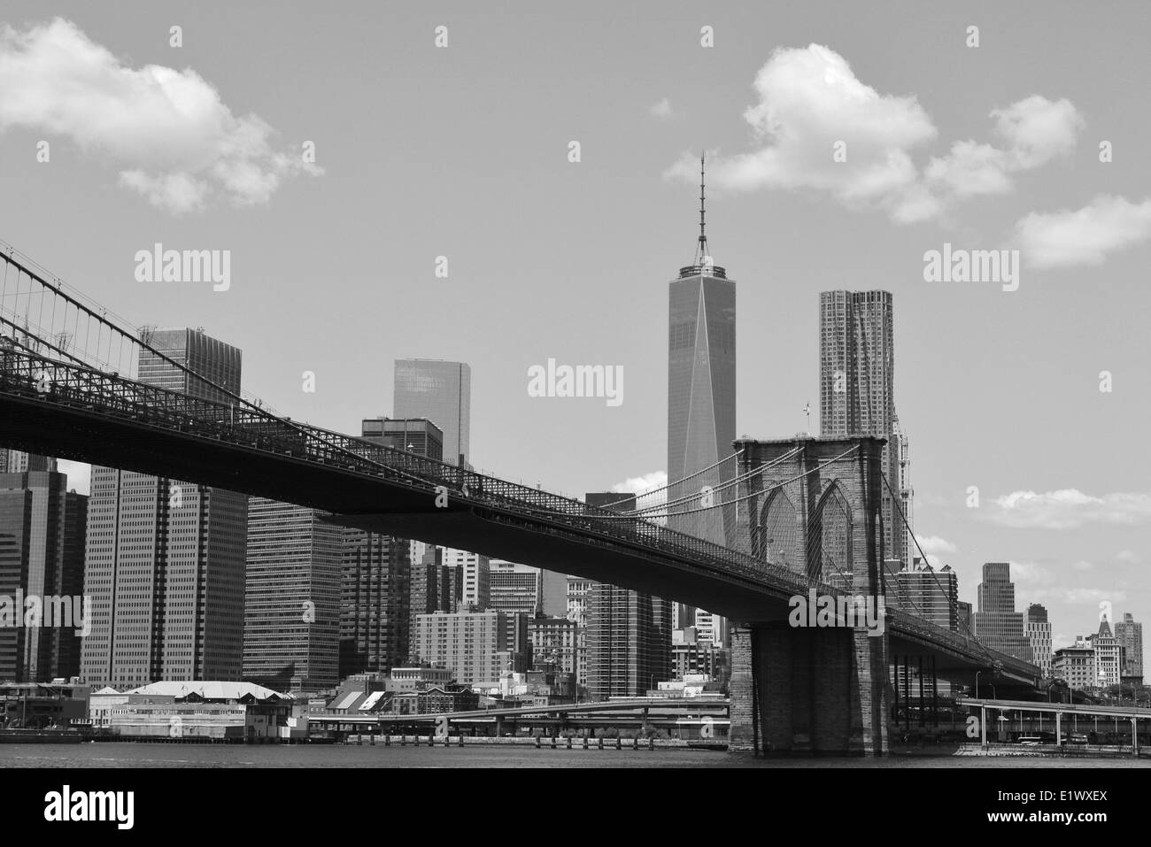 Inferiore dello skyline di Manhattan e il Ponte di Brooklyn. Foto Stock
