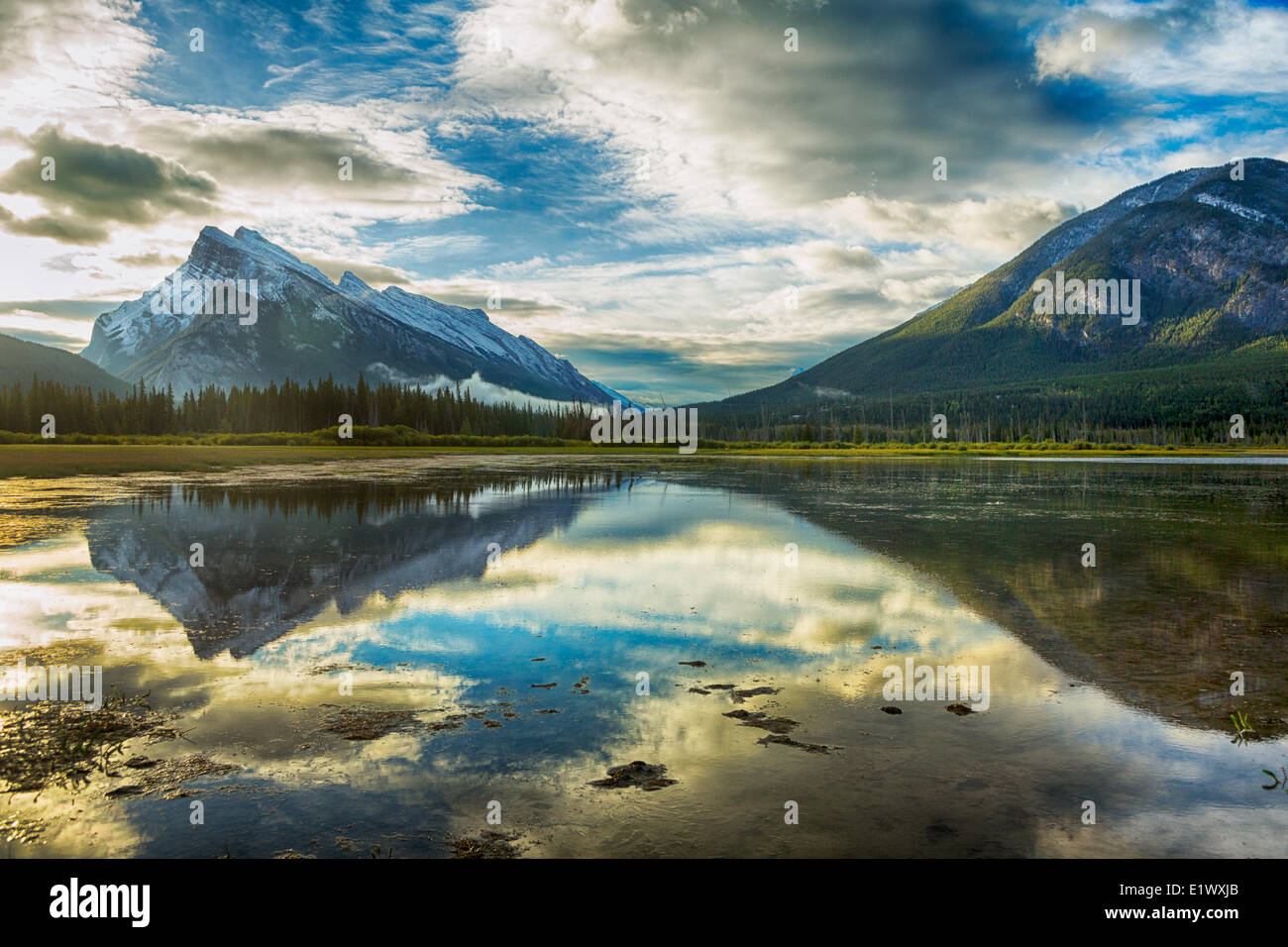 Mount Rundle riflessa nei laghi di Vermiglio, il Parco Nazionale di Banff, Alberta, Canada Foto Stock
