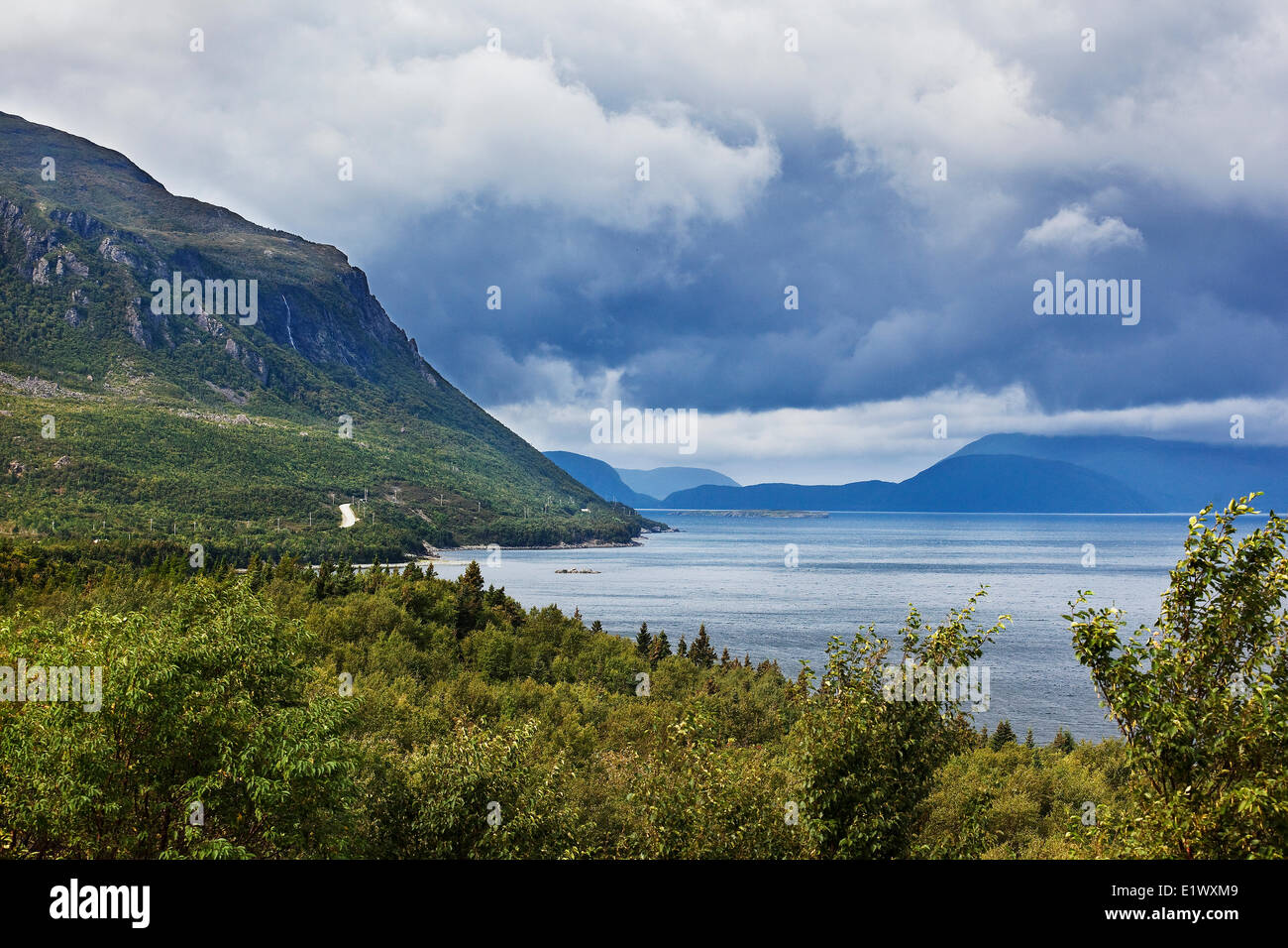 La sezione lungo intervallo di montagna in forte ascesa al di sopra delle isole di Bay nei pressi di Corner Brook Terranova in Canada. La gamma si estende Foto Stock