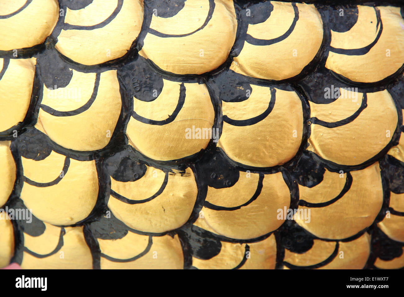 Modello di curva di golden statue nel tempio Cinese per lo sfondo. Foto Stock