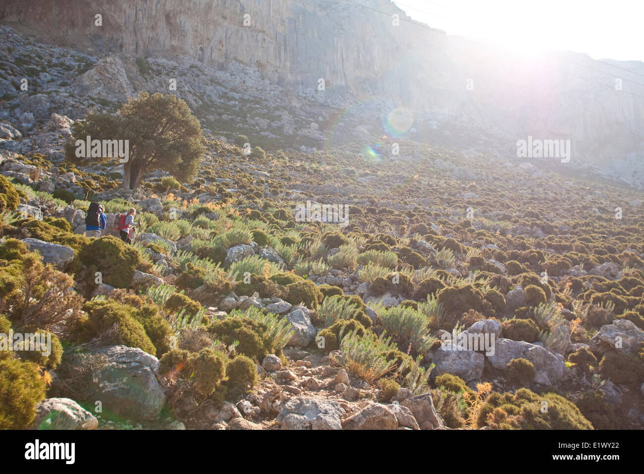 Un paio di escursioni a piedi fino alla rupe nella luce del mattino. Kalymnos, Grecia Foto Stock