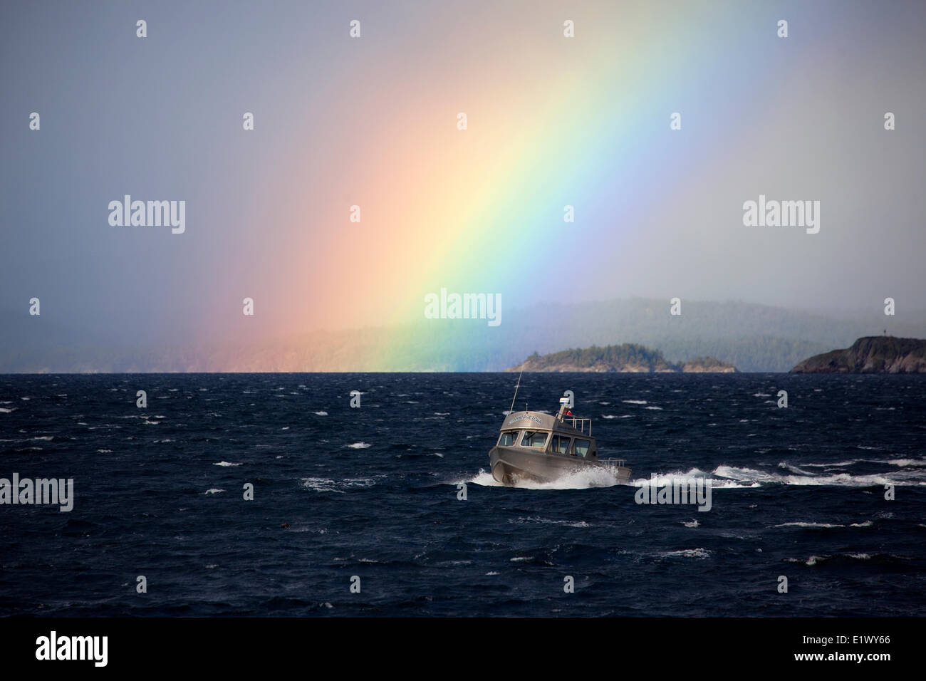 Il Taxi acqueo e Rainbow, tempesta di neve, Salish Mare, stretto di Georgia, Lund per Savary Island run, Sunshine Coast, B.C. Foto Stock