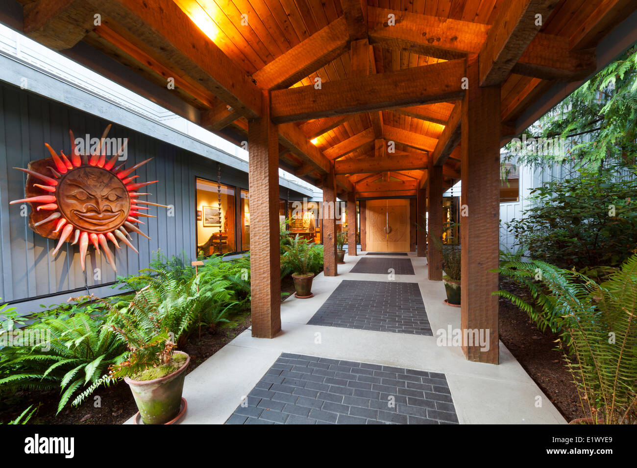 Il post di legno del fascio di ingresso al lussuoso Wickaninnish Inn è una forma d'arte in sé. Tofino Vancouver Island British Foto Stock