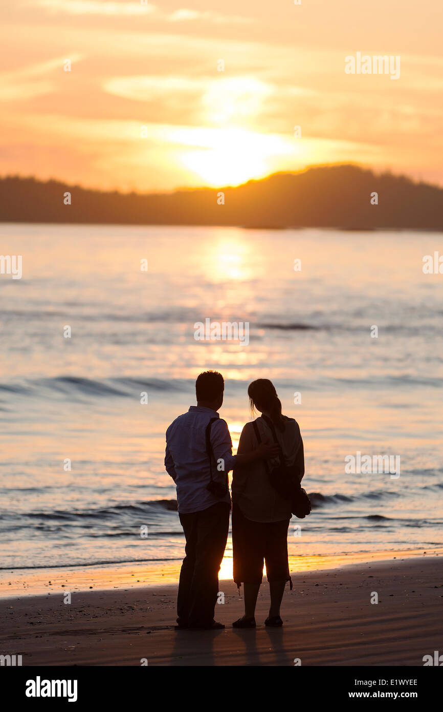 Un paio di orologi il sole di setting Tonquin Park a Tofino. Pacific Rim National Park Reserve Vancouver Island British Columbia Foto Stock
