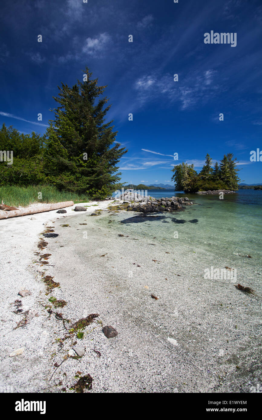 Limpide acque bianche spiagge sabbiose accolgono i visitatori dell'isola a mano nella rotta Isola Gruppo Barkley Sound Vancouver Island Foto Stock