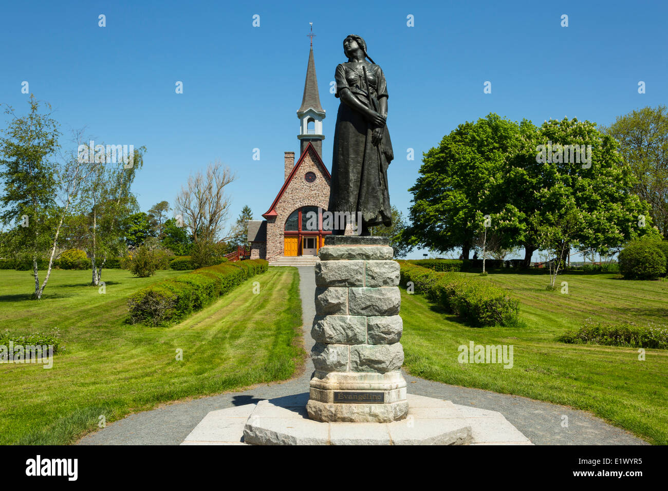 La Chiesa Commemorativa e statua di Evangeline, Grand-Pré National Historic Site, Annapolis Valley, Nova Scotia, Canada Foto Stock