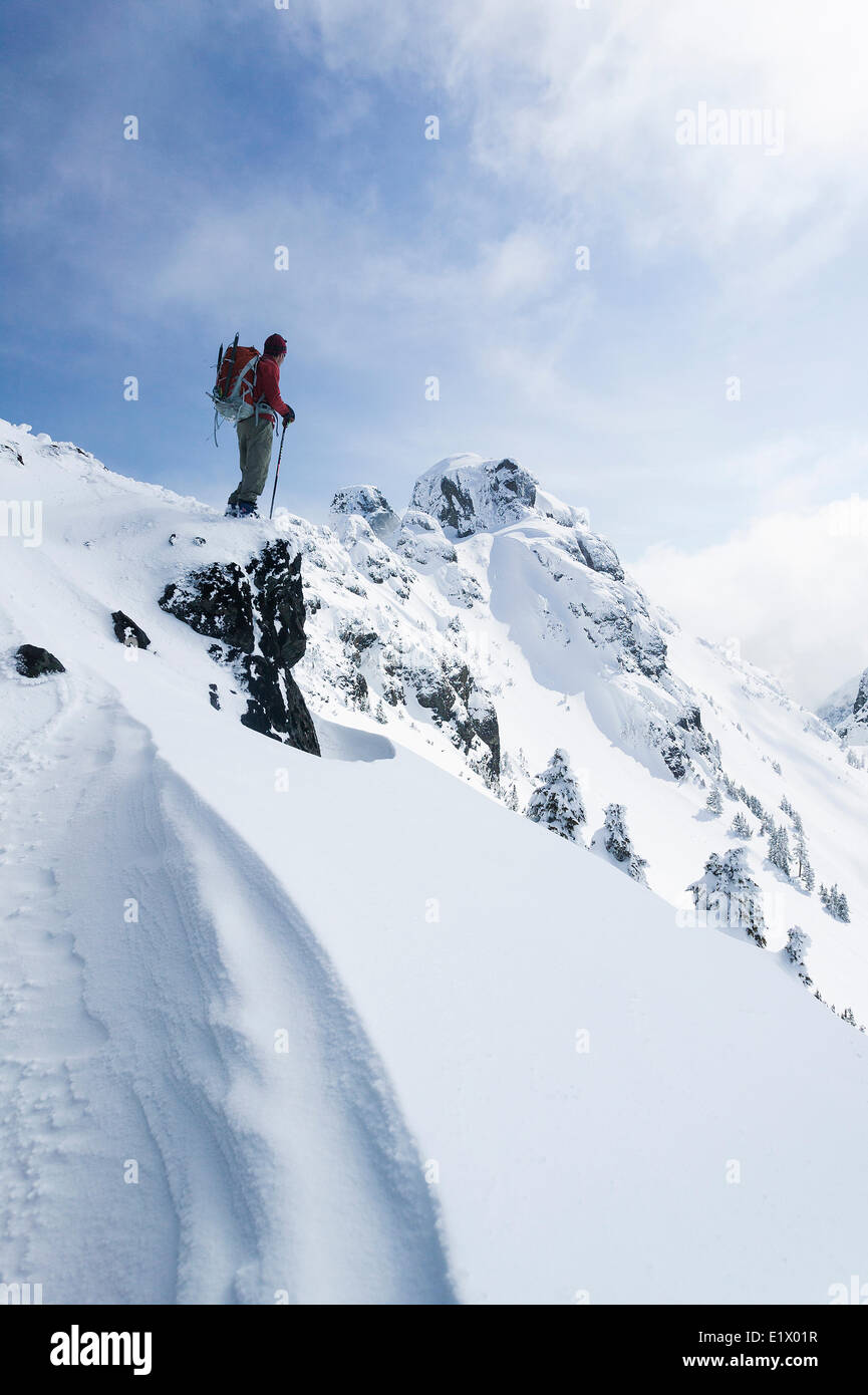 Scrittore Andrew Findlay creste una cresta che domina aprire le ciotole di polvere fresca a Mt. Caino. Nord di Isola di Vancouver, British col Foto Stock