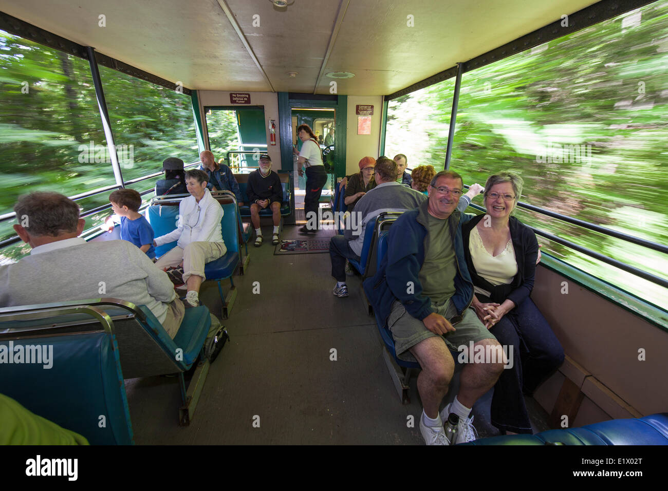 Una coppia senior godere dell'aria fresca allenatori sul Pacifico Alberni treno a vapore come viaggi Port Alberni su McLean Mill Foto Stock