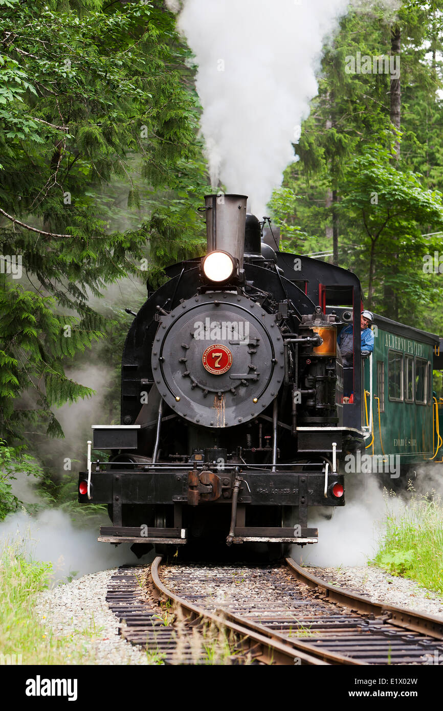 Una completamente restaurato 1929 Baldwin 90 ton locomotiva a vapore fornisce la potenza di trazione per il Pacifico Alberni treno a vapore Foto Stock