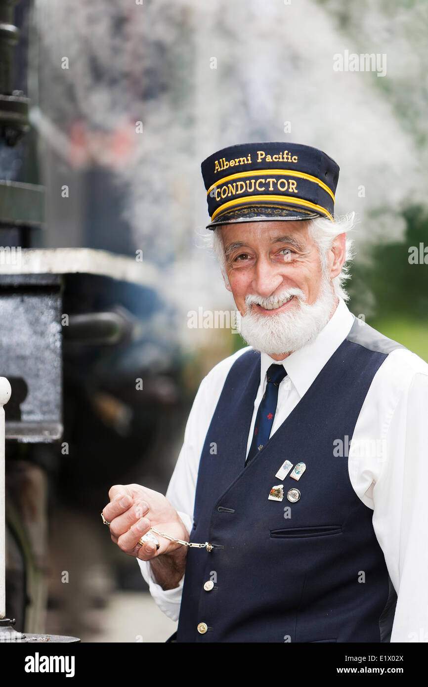 Il Pacifico Alberni Treno a Vapore segnali conduttore tutti a bordo con partenza il McLean segheria a vapore lungo il tragitto per il Port Alberni. Foto Stock