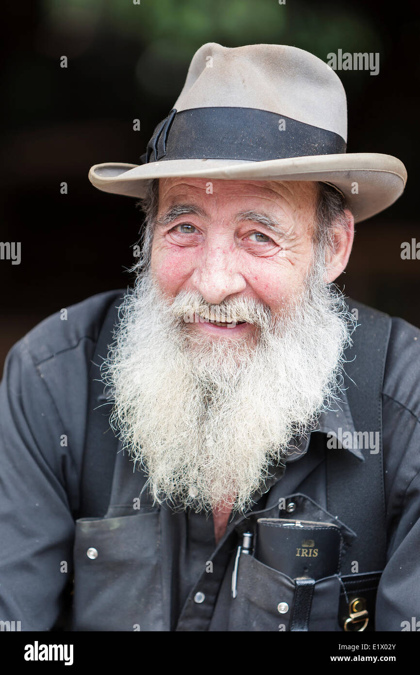 Un carattere a McLean segheria a vapore indossa un sbiadito fedora sport un gran barba per la gioia dei turisti che visitano il passato a Foto Stock