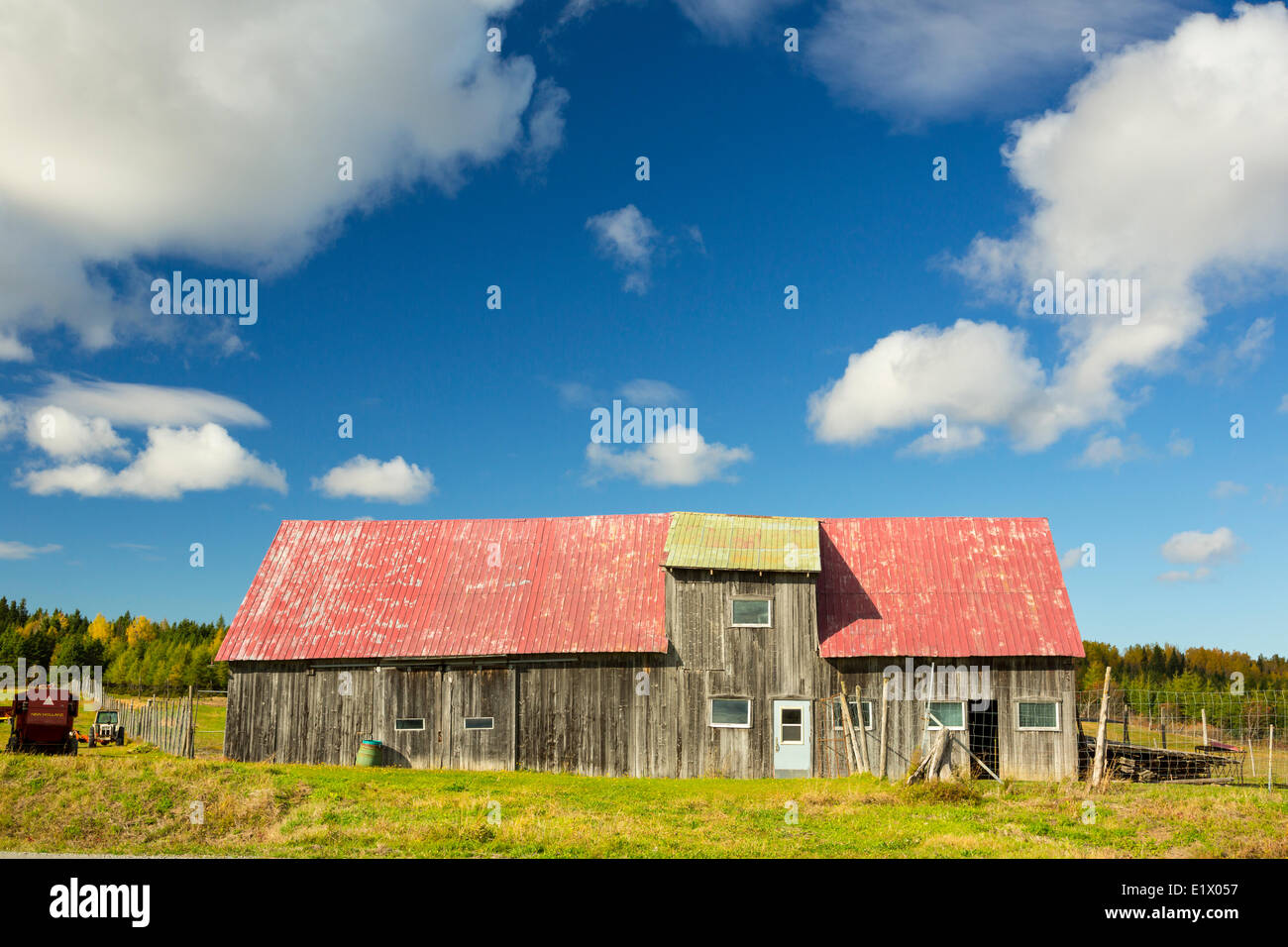 Il vecchio fienile in legno, Saint-Jeanne-d'Arc, Quebec, Canada Foto Stock