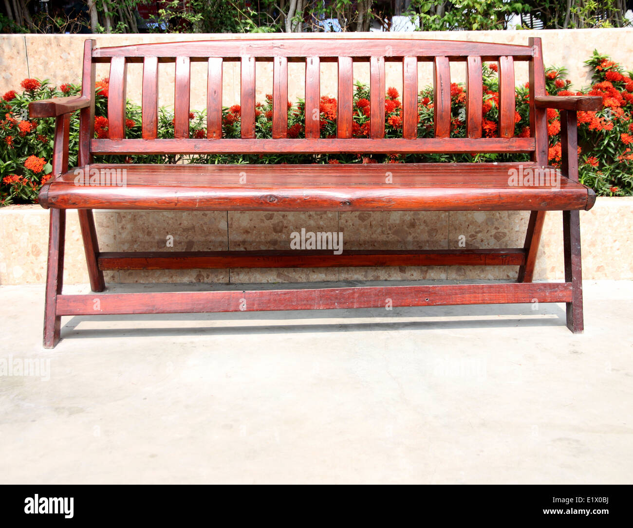 Sedia in legno in parchi statali al mattino. Foto Stock