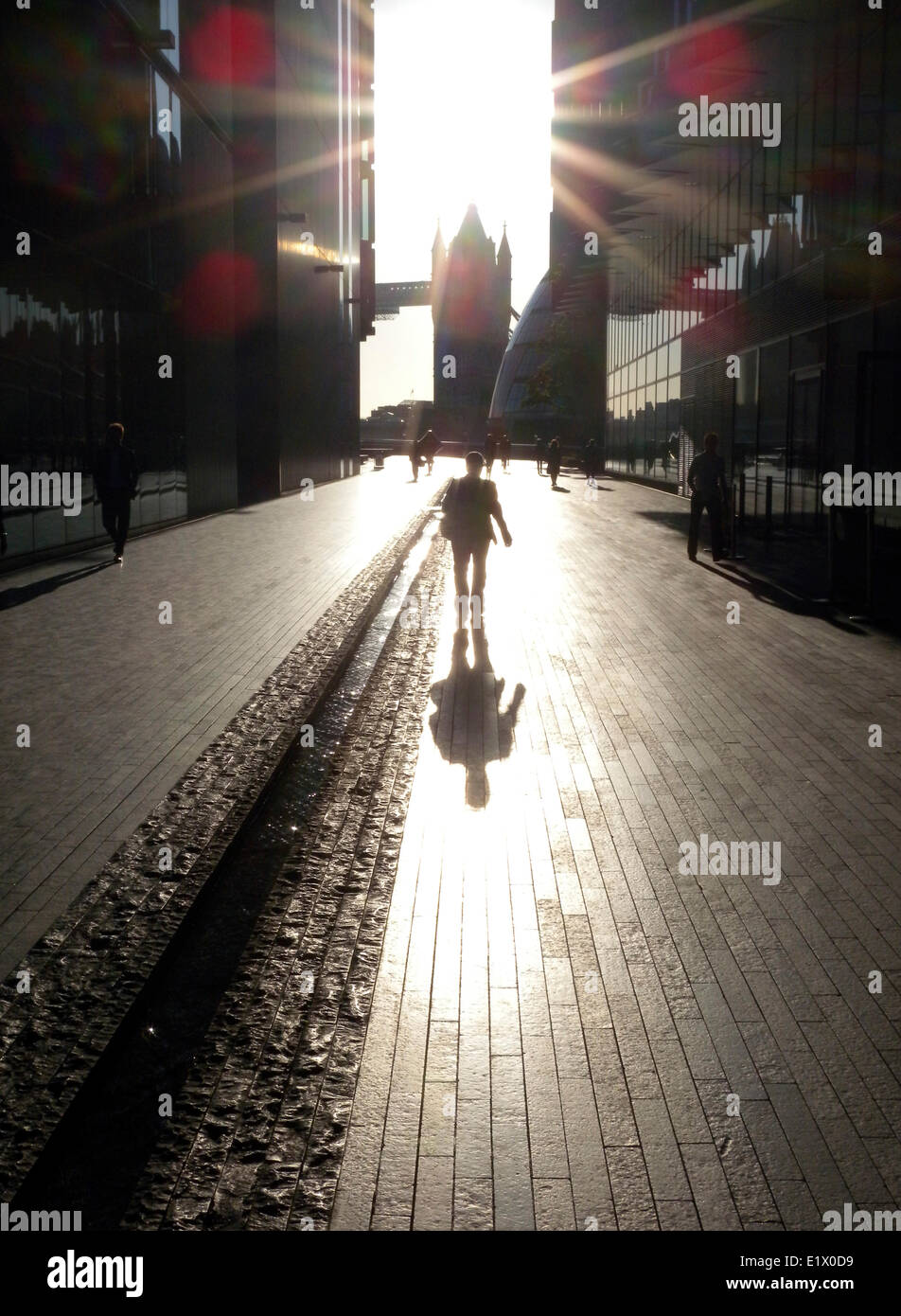 Uomo che cammina sulla strada a più distretto di Londra Foto Stock
