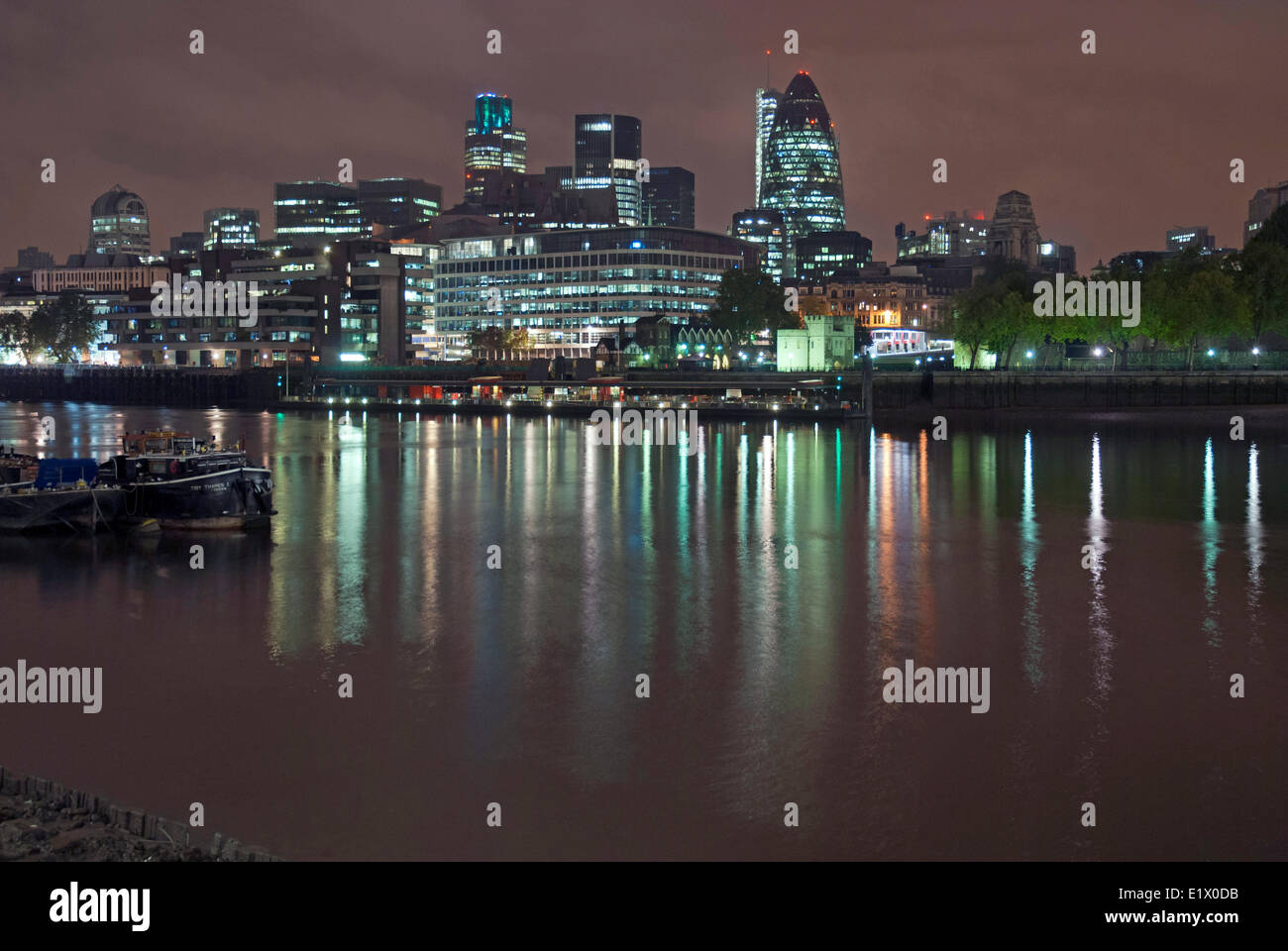 Vista sul Tamigi dal Municipio di Londra di notte, Inghilterra Foto Stock