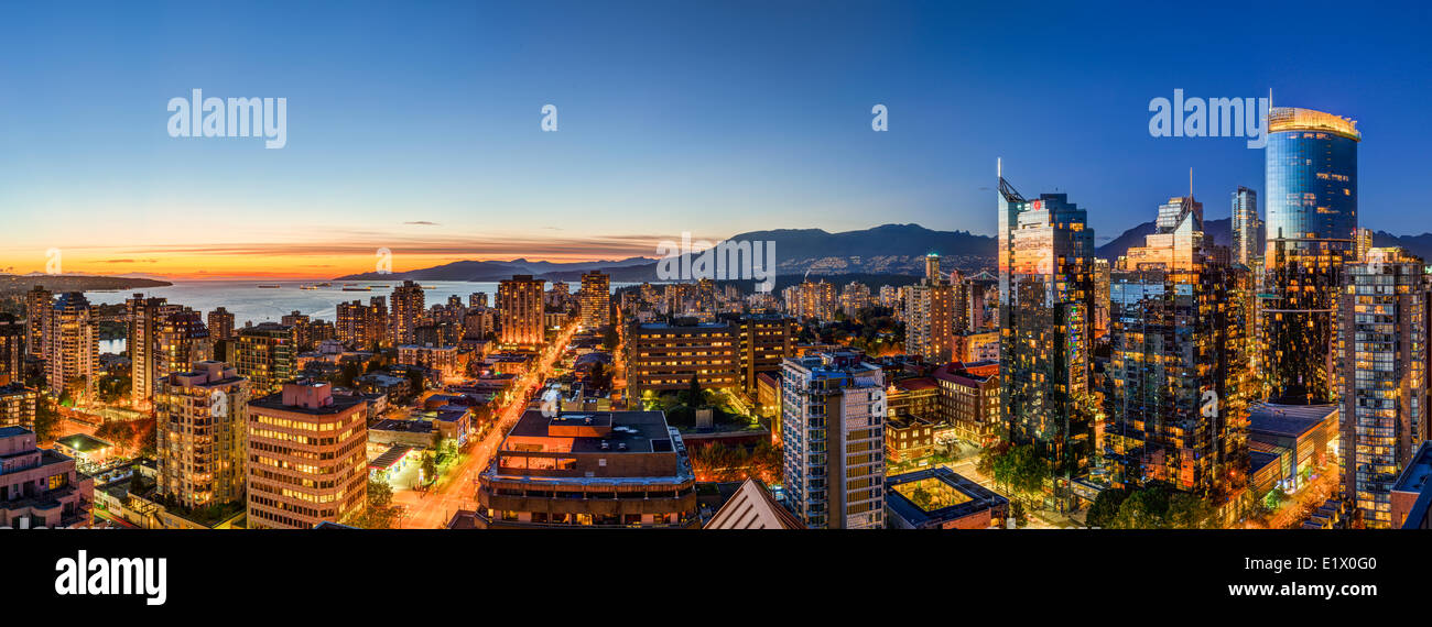 Lo skyline di Vancouver al crepuscolo. A ovest, Vancouver, British Columbia, Canada Foto Stock