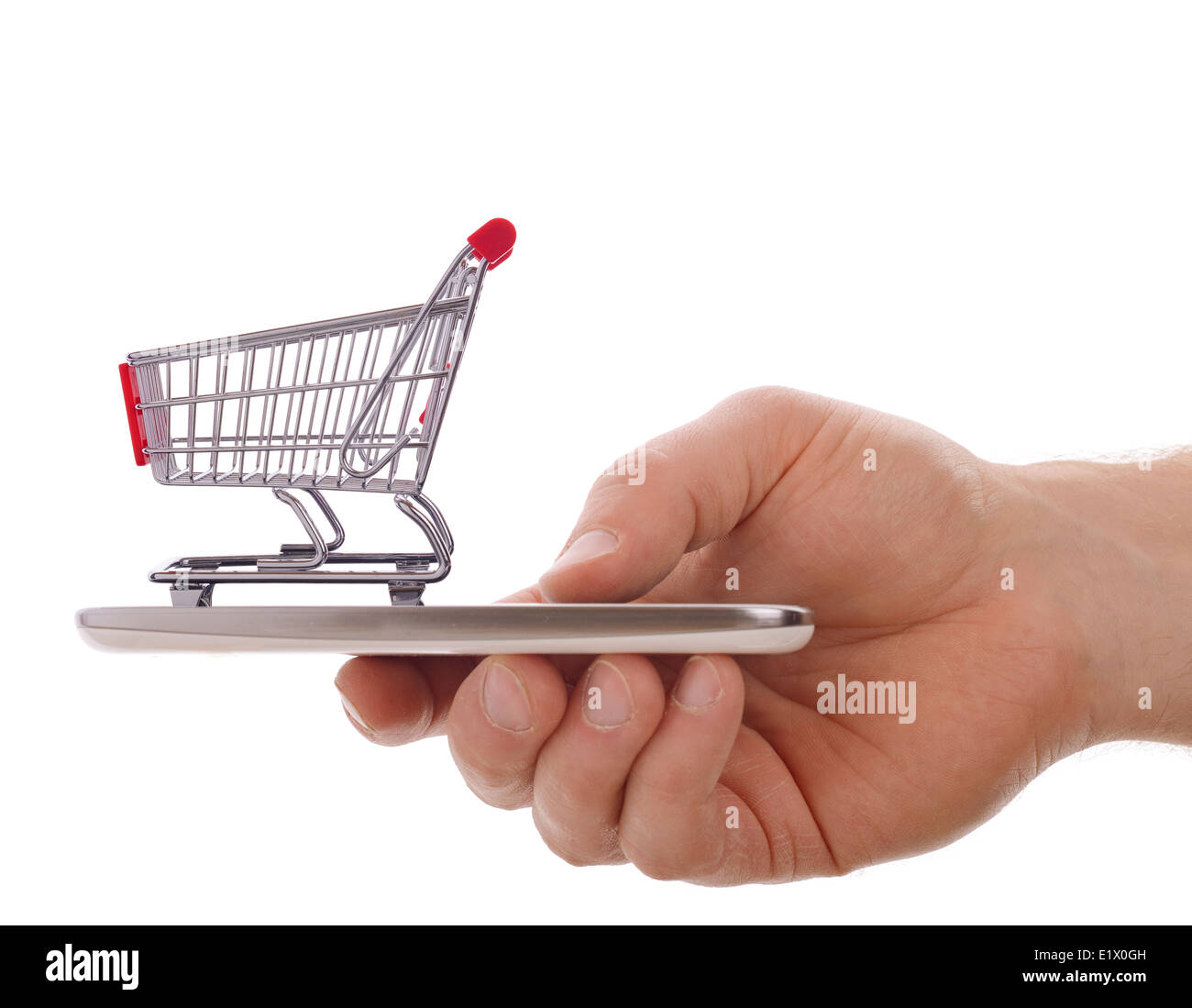 Concetto di mobile shopping con un carrello di shopping in un telefono cellulare isolato su uno sfondo bianco Foto Stock