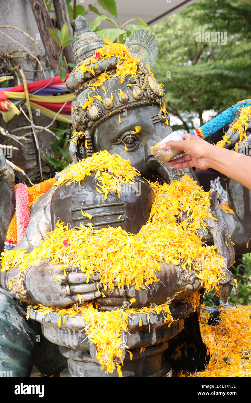 Giorno Songkran tradizioni acqua per Ganesh statua nel tempio. Foto Stock
